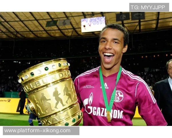 18岁恩迪亚耶因马内激励梦想穿上红军战袍与利物浦签约照片曝光 18岁恩迪亚耶因马内激励梦想穿上红军战袍与利物浦签约照片曝光